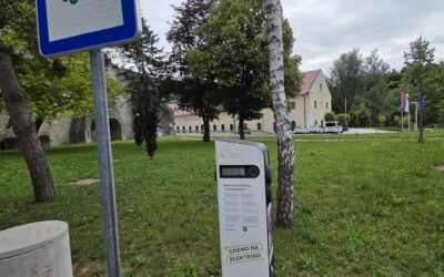 Nova električna polnilnica na parkirišču pred Auerspergovo železolivarno