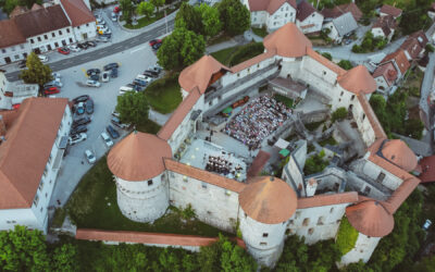 Big Band RTV Slovenija z Nino Strnad navdušil na gradu Žužemberk